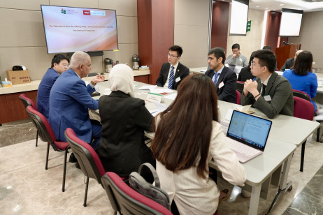 教大學者與阿聯酋大學代表圍繞「工商管理」進行小組討論 
